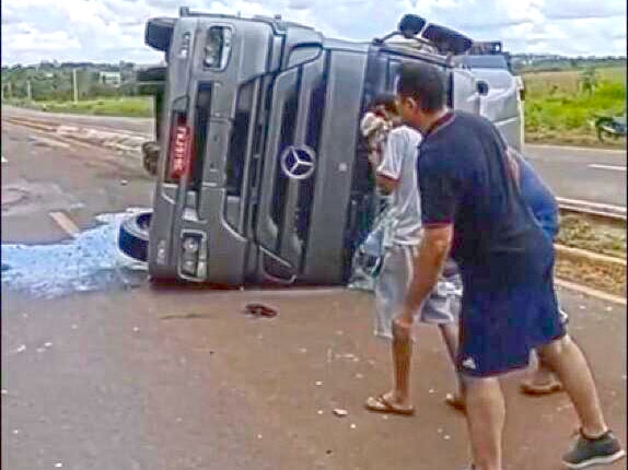 Motorista tenta escapar de bloqueio e tomba carreta na MT 358 em Tangar� da Serra