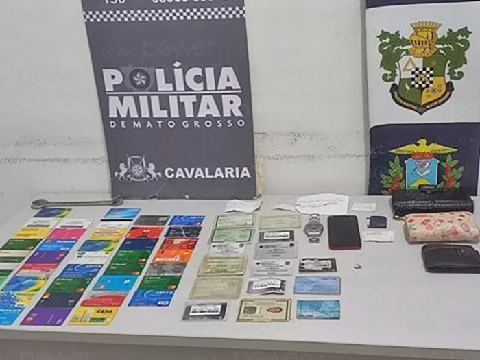 Mulher presa pela PM tenta se mutilar durante confec��o do BO e � impedida por Militares em Nova Mutum/MT