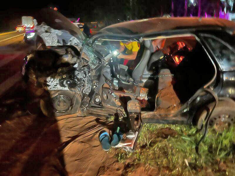 Motorista tenta fazer ultrapassagem irregular, colide contra caminh�o e fica gravemente ferido em V�rzea Grande