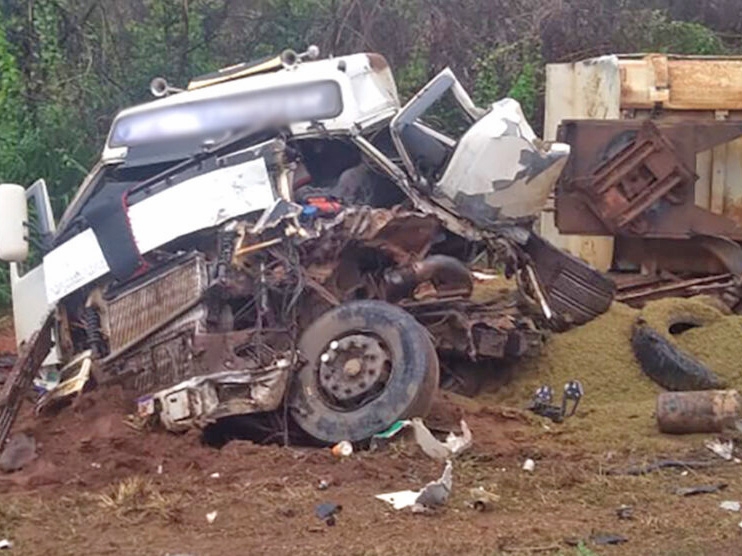 Acidente grave entre carretas deixa duas pessoas feridas na BR-163 entre Sinop-Ita�ba
