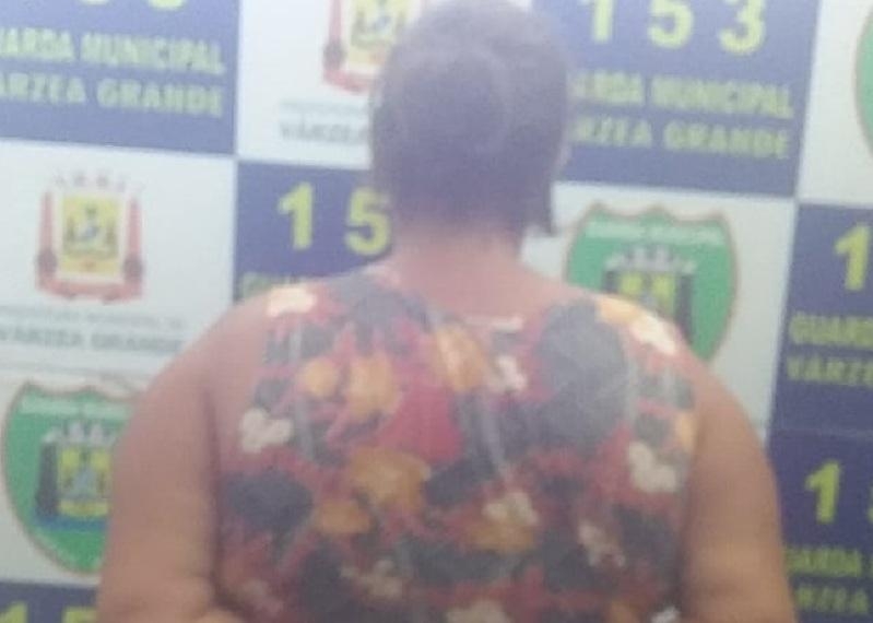 Foragida por assalto a m�o armada, mulher � presa correndo atr�s da filha com faca em V�rzea Grande