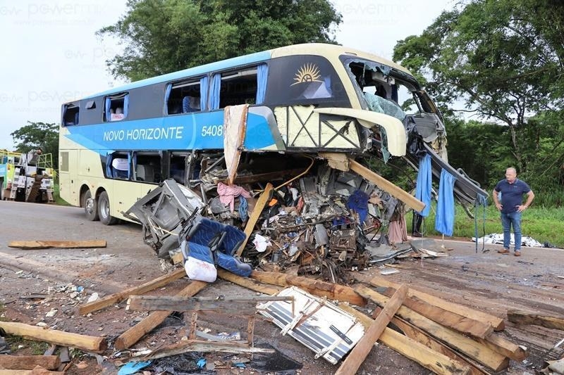 Tr�s pessoas morrem e mais de 40 ficam feridas em grave acidente entre caminh�o e �nibus na BR-163 em Diamantino/MT
