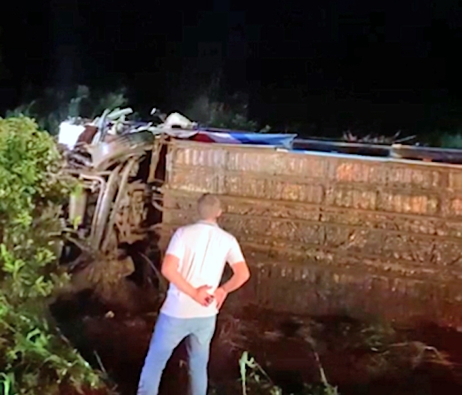 Colis�o entre �nibus e carreta deixa ao menos uma pessoa morta na BR-163