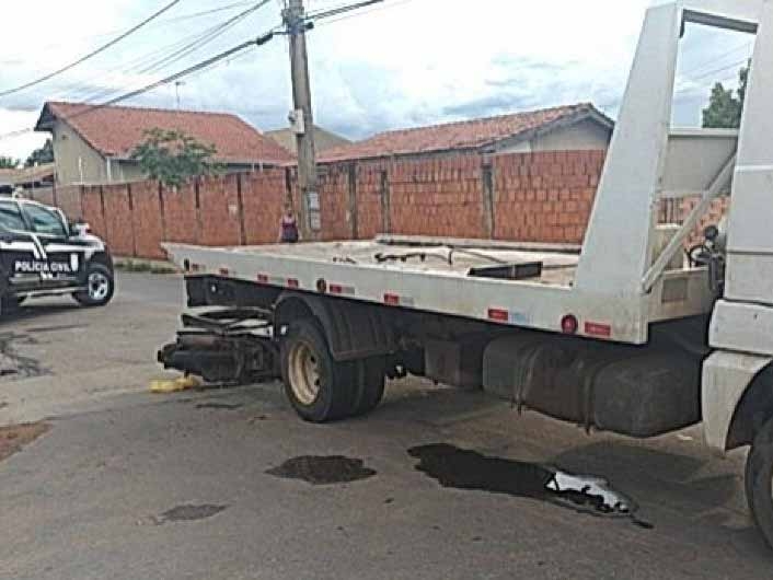 Caminh�o guincho d� marcha � r� e passa por cima de adolescente em VG 