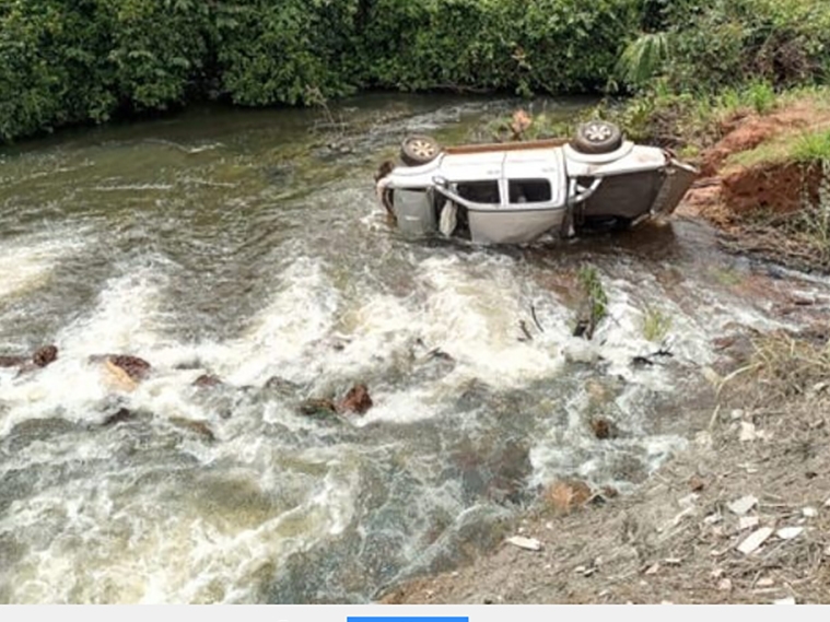 Camionete capota, cai em c�rrego na BR-163 em Sinop e tr�s pessoas ficam feridas 