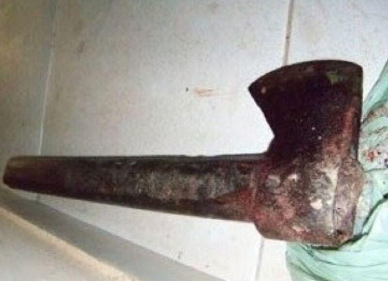 Homem encontra amigo morto com machado fincado na cabe�a em resid�ncia de Cuiab� 