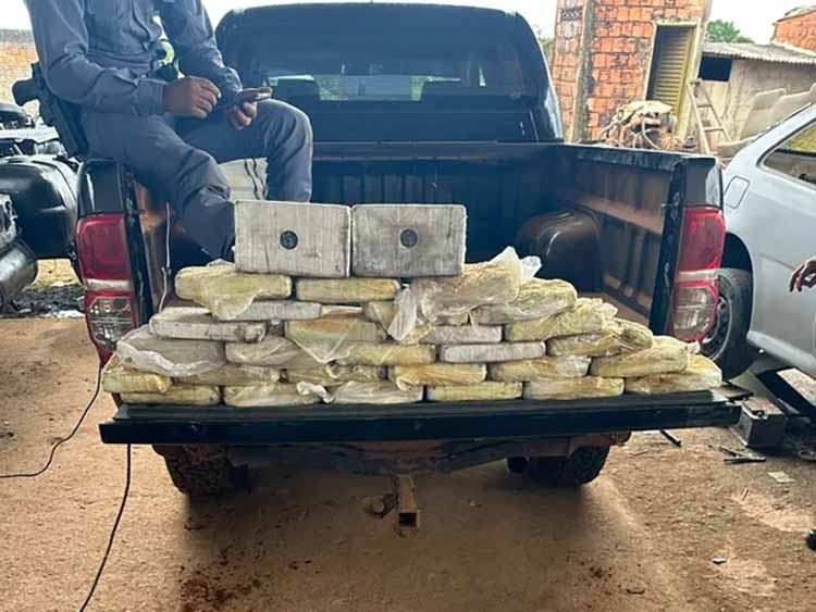Casal � preso com 48 kg de coca�na em fundo falso de ve�culo