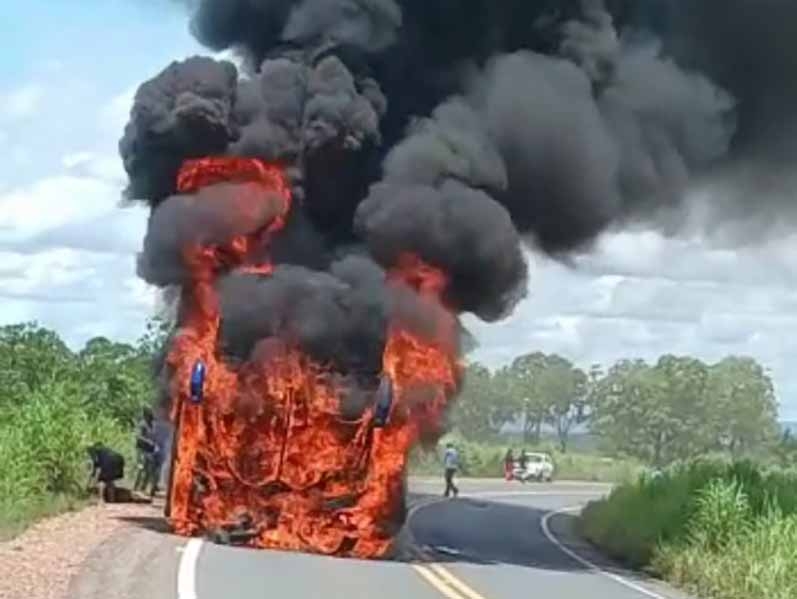 Motociclista morre ao bater em �nibus na Estrada da Guia, em Ros�rio Oeste