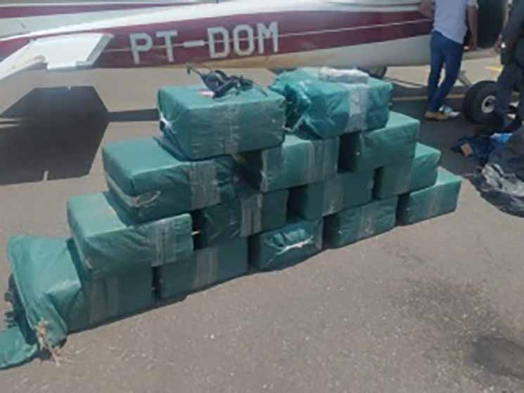 PM faz apreens�o de 462kg de coca�na em aeroporto de Sinop, MT