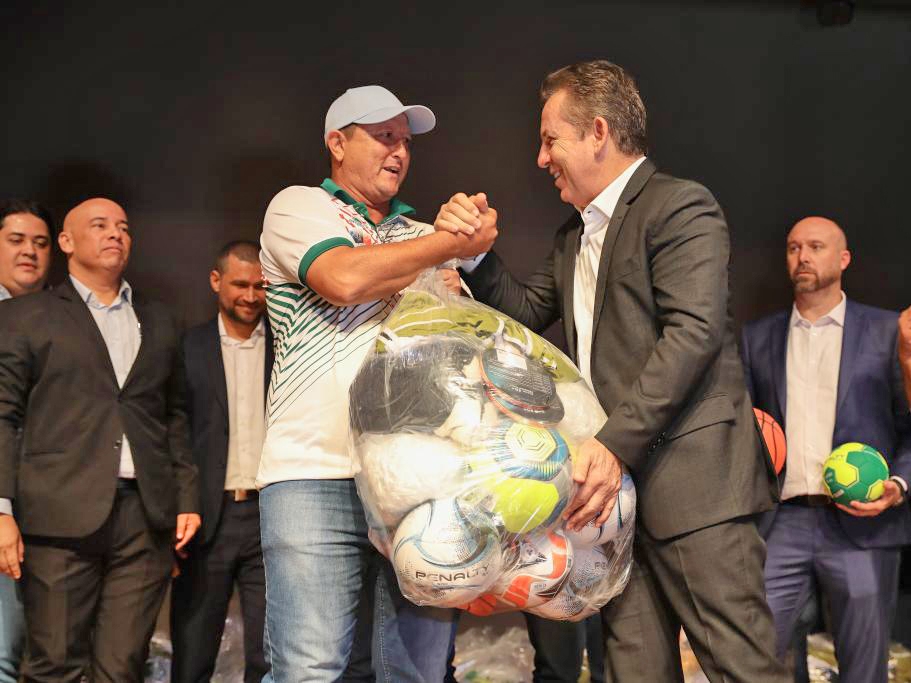 Secret�rio de esportes de Juara recebe kits de materiais esportivos do governo do estado de MT