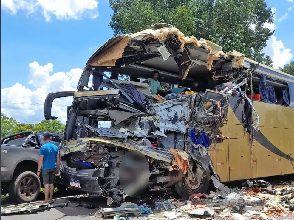 Acidente entre �nibus e carreta deixa ao menos 8 mortos em C�ceres, MT