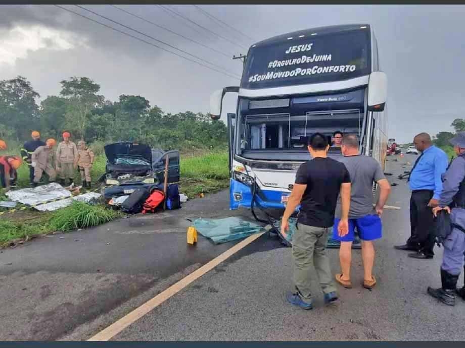 Tr�s pessoas morrem em acidente entre carro e �nibus da Via��o ju�na na MT-010