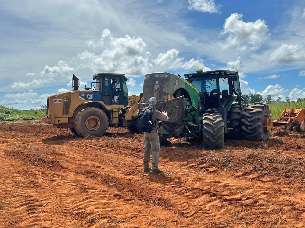 Sema apreende e inutiliza m�quinas usadas para limpar fazenda embargada 