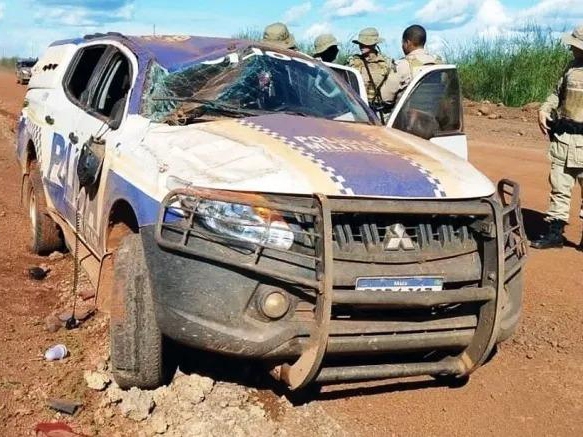 Policiais ficam gravemente feridos ap�s capotar viatura durante persegui��o a criminosos de Confresa