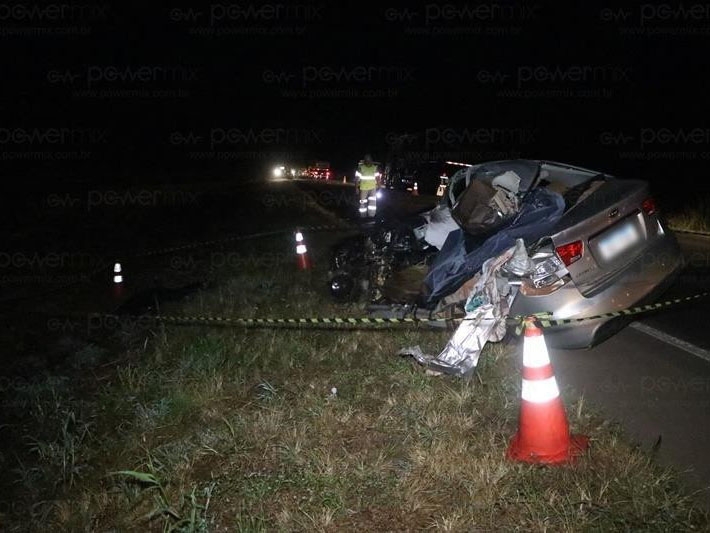 Uma pessoa morre e seis ficam feridas em acidente entre carro e �nibus na BR-163 em Lucas do Rio Verde/MT
