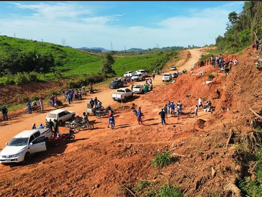 Mais de 200 pessoas cavam �rea em busca de ouro em MT e encontram s�tio arqueol�gico 