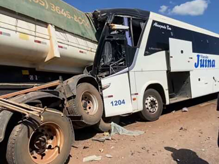 Batida entre �nibus e carreta deixa motorista morto entre Campo Novo e Sapezal