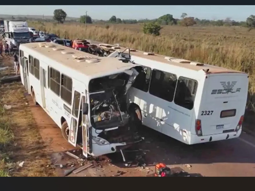 Quatro trabalhadores morrem e sete ficam feridos em acidente entre dois �nibus em Confresa MT