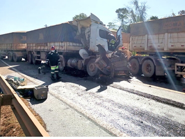 Colis�o entre tr�s carretas na BR-163 deixa um morto e dois feridos em Sinop