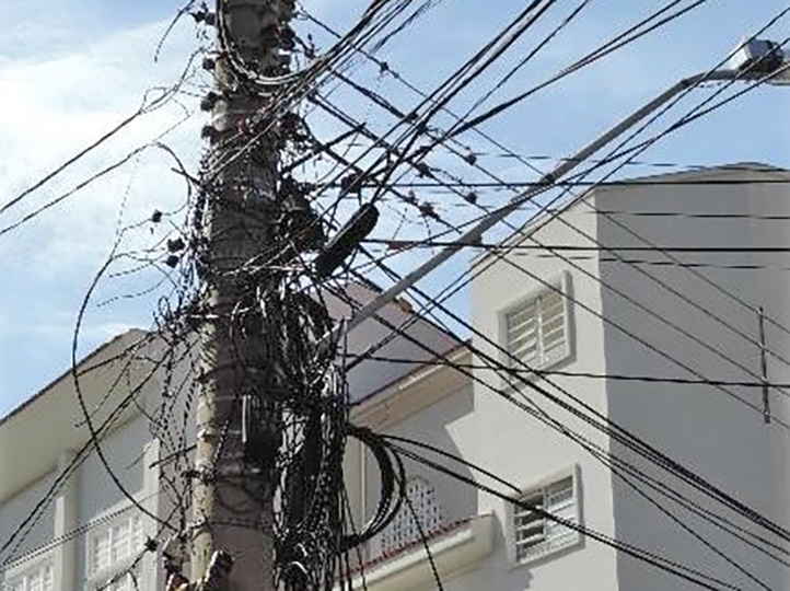 Energisa faz mutir�o de limpeza de fios de telefonia em Cuiab� e no interior
