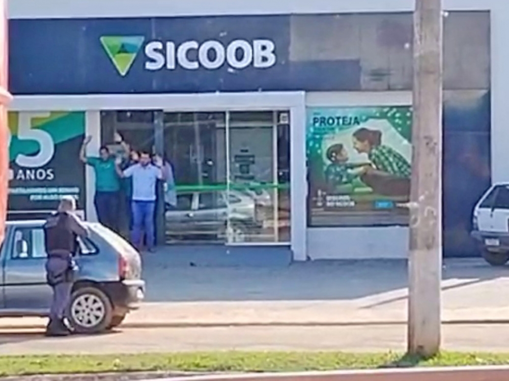 Criminosos assaltam ag�ncia banc�ria e fazem funcion�rios ref�ns em Juruena, MT
