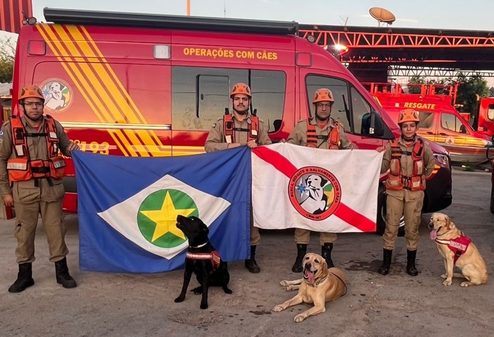  Bombeiros e c�es de Mato Grosso auxiliam nas buscas por pessoas desaparecidas no RS
