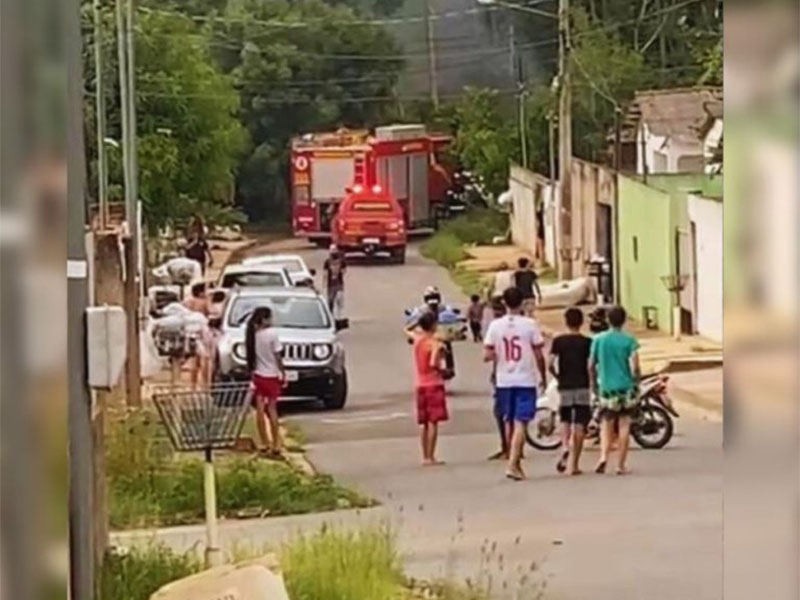 M�e � suspeita de jogar beb� de 03 meses em fogueira. A crian�a n�o resistiu e morreu.