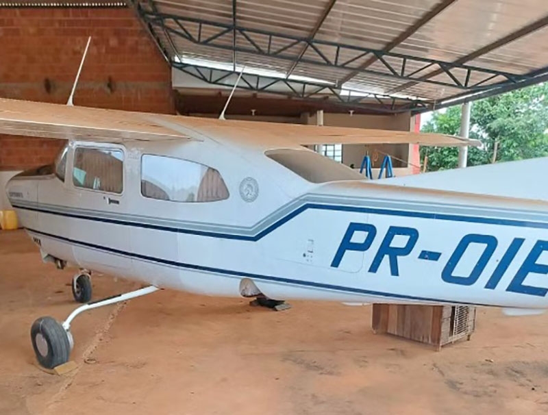 Grupo invade fazenda, faz caseiro ref�m e rouba avi�o avaliado em mais de R$ 1,1 milh�o em Nova Ubirat�