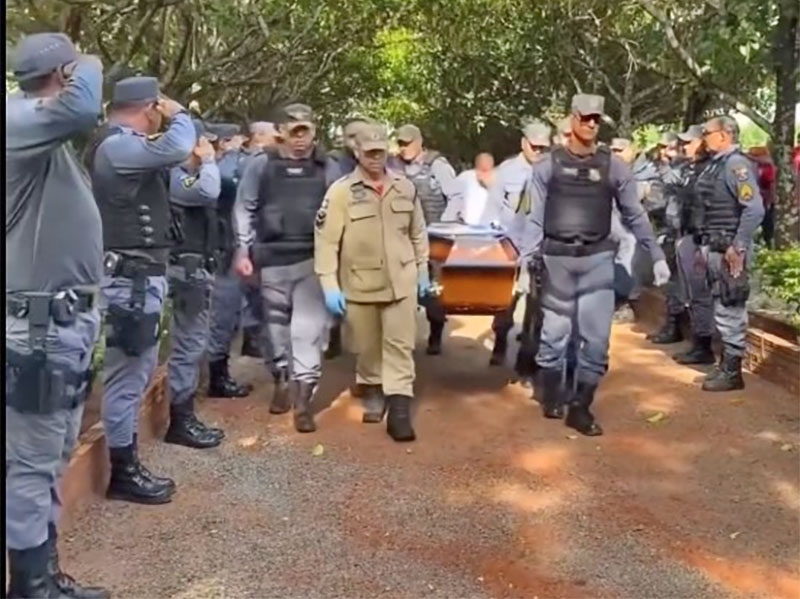 Muita emo��o durante cortejo e sepultamento de militares mortos ap�s barco virar em MT