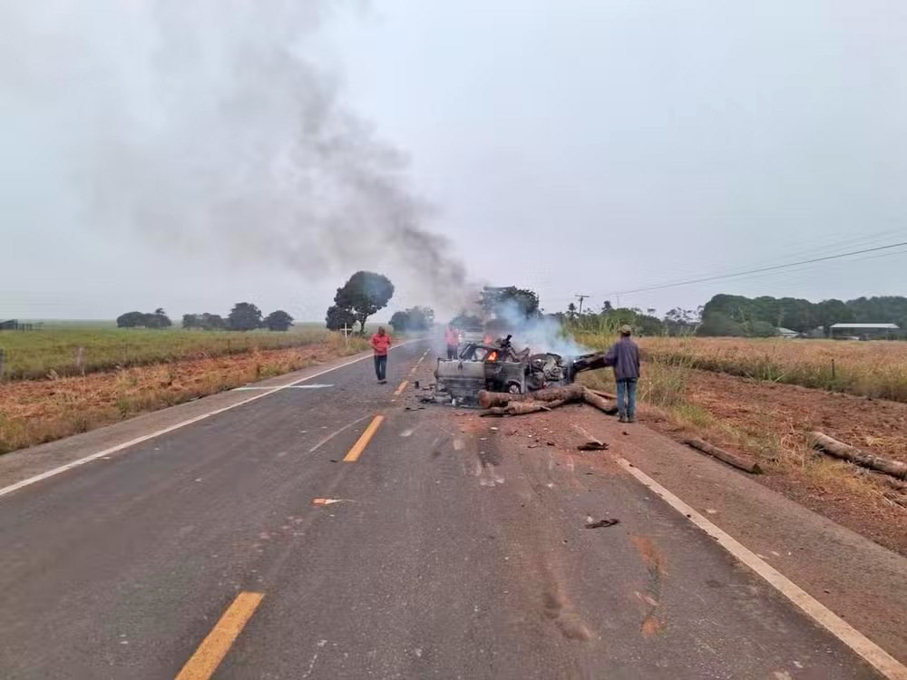 Colis�o entre carro e trator mata tr�s pessoas em rodovia pr�ximo a Aren�polis, MT