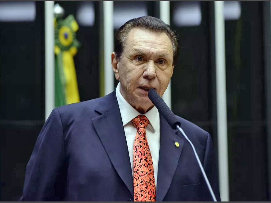 Ex-governador de MT, Carlos Bezerra, � internado na UTI ap�s bater cabe�a em cal�ada