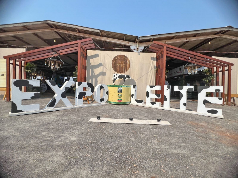 Expoleite Ju�na 2024: Sicredi marca presen�a e garante experi�ncia �nica aos visitantes e competidores.