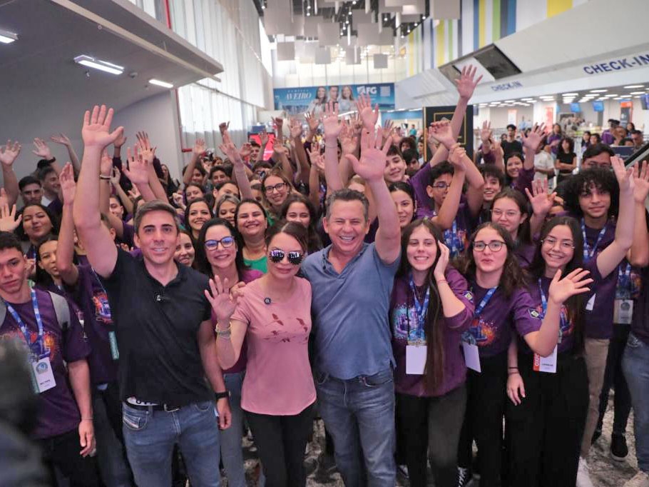  Embaixadora do programa MT no Mundo, primeira-dama acompanha embarque de alunos para Inglaterra
