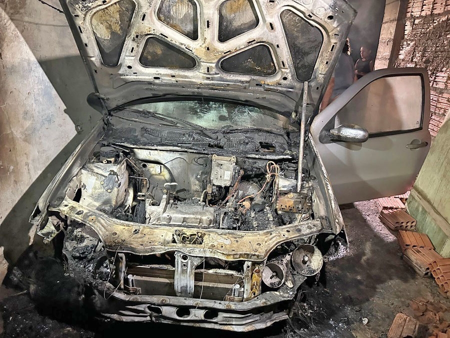 Mulher ateia fogo no carro do namorado por ci�mes no Jardim Liberdade, em Cuiab�