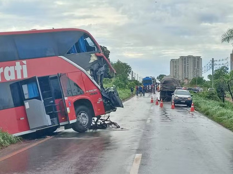 Motorista morre e 12 ficam feridos em batida entre �nibus e caminh�o na estrada da Guia, Cuiab�