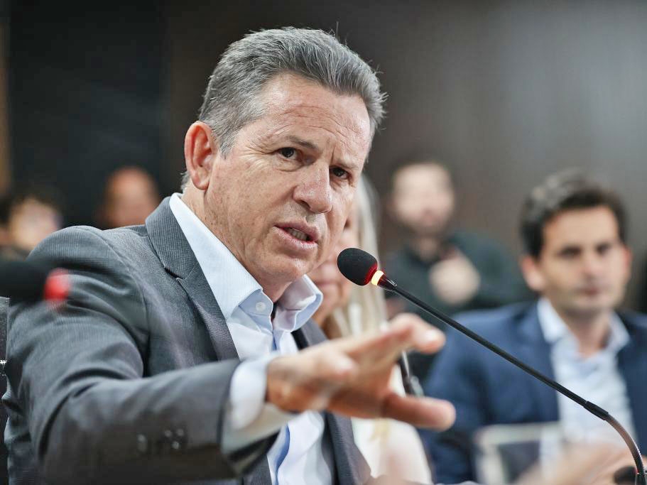  Governador sanciona lei que pro�be uso de celular em sala de aula pelos alunos em MT