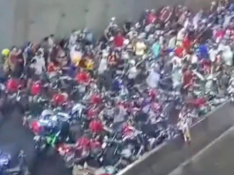 Cerca de 250 motociclistas fazem 'rolezinho de Natal' e pol�cia bloqueia trincheira para abordagem em Cuiab� 