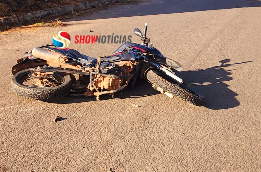  Adolescente sofre fratura de perna em acidente entre moto e carro na manh� desta sexta-feira (25) em Juara.