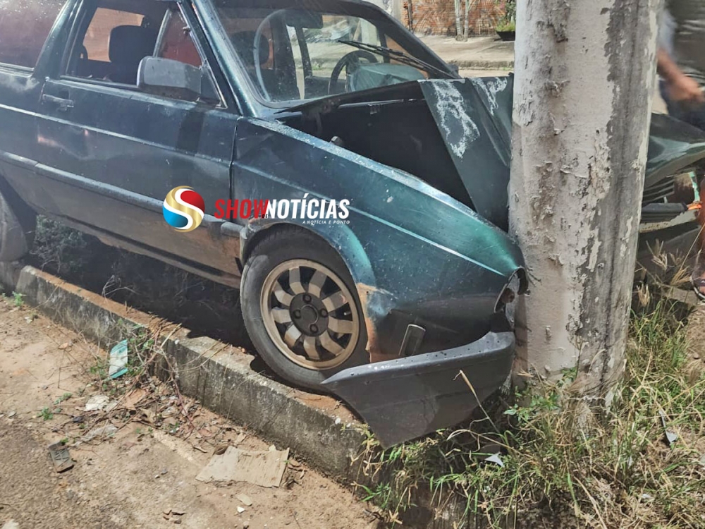 Motorista perde controle de ve�culo e colide com super poste na Avenida Luiz Gatti, em Juara