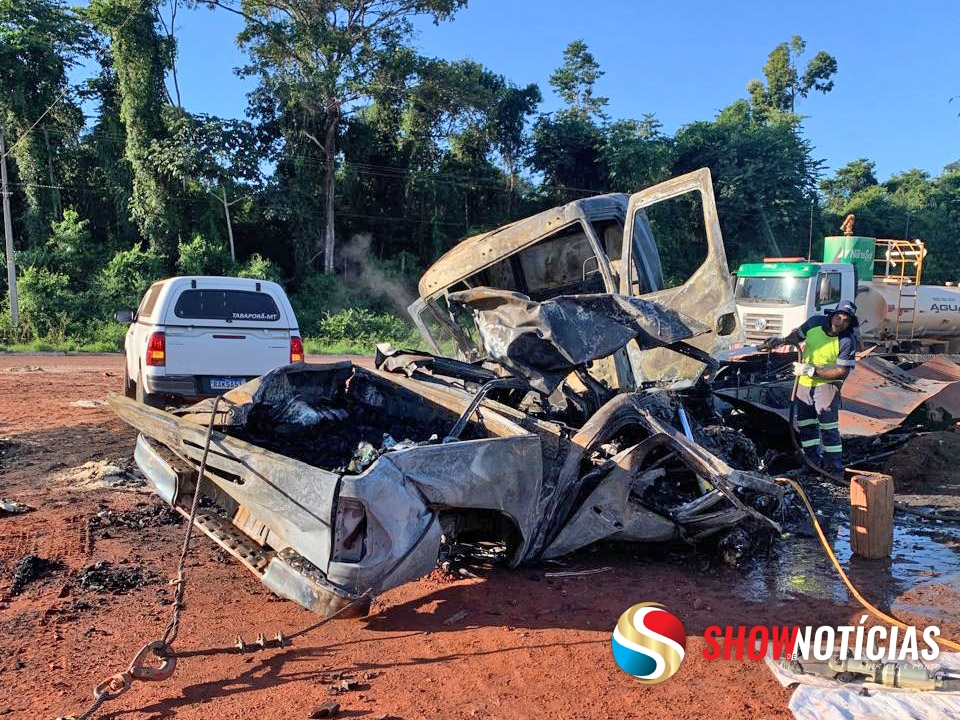 Acidente entre caminhonete e caminh�o na MT-220 deixa duas pessoas mortas carbonizadas