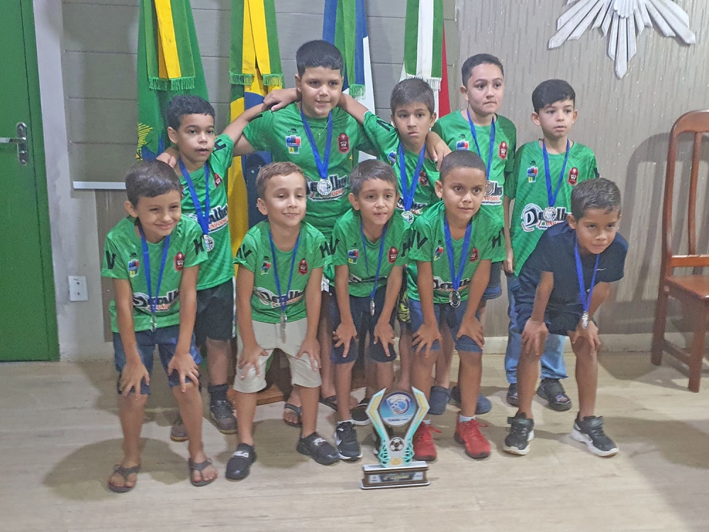 Meninos da equipe sub-9 de Juara conquistam segundo lugar em torneio regional de futsal em Juruena