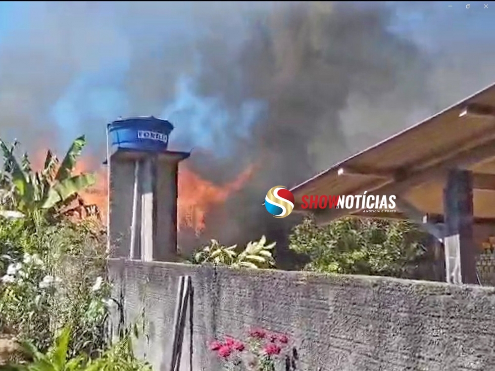 Inc�ndio destr�i casa de fam�lia no bairro Jardim Santa Cruz em Juara