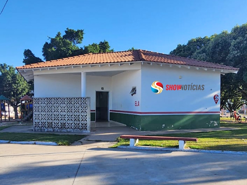Banheiros da Pra�a dos Colonizadores em Juara � alvo de cr�ticas por m�s condi��es de higiene.