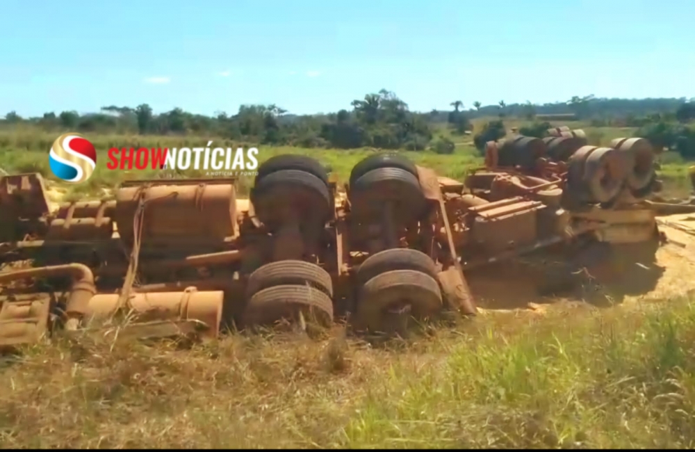 VEJA O V�DEO: Carreta carregada de milho tomba na MT-160, pr�ximo ao trevo do Tatu
