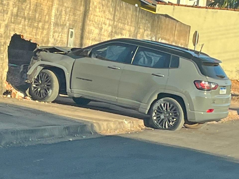 Carro de luxo passa reto no final da rua Curitiba e bate em muro de uma resid�ncia na rua da AABB