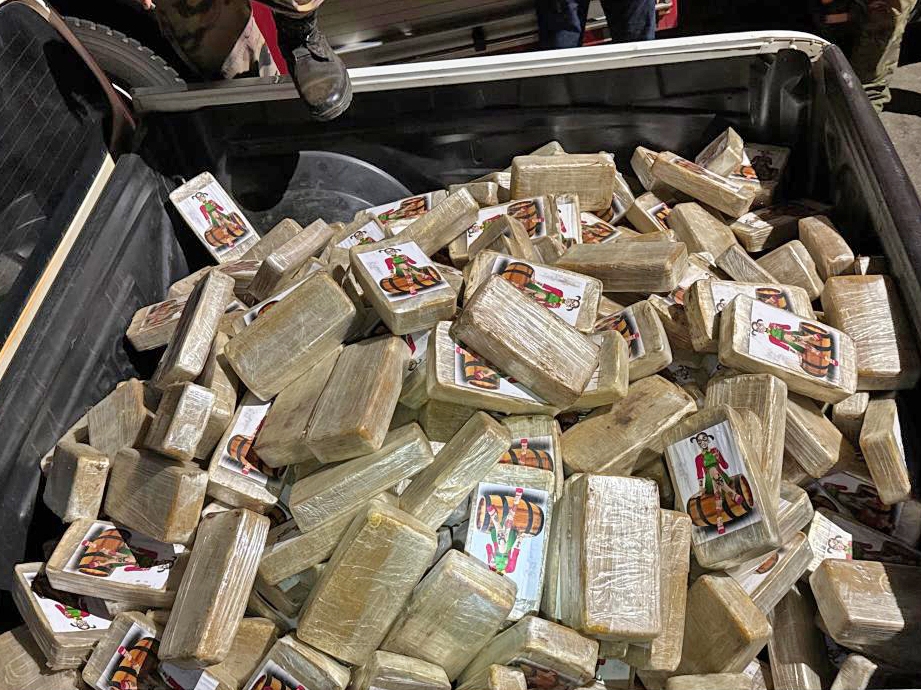 For�as de seguran�a apreendem 455 quilos de pasta base de coca�na e causam preju�zo de R$ 8,1 milh�es �s fac��es