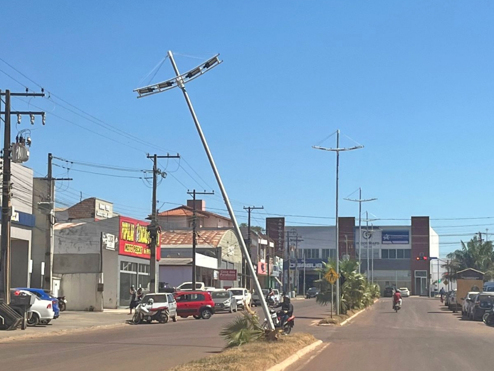 Poste de ilumina��o p�blica � danificado na Avenida Ayrton Senna, em Juara