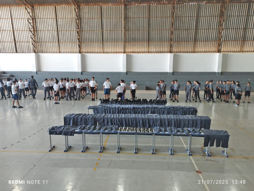 Deputado Eliseu Nascimento entrega uniformes para alunos do projeto PM Mirim em Juara