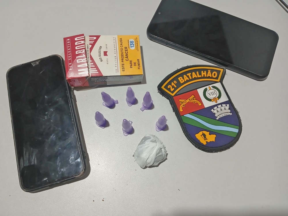Pol�cia Militar prende jovem por tr�fico de drogas na Rua Monda� em Juara