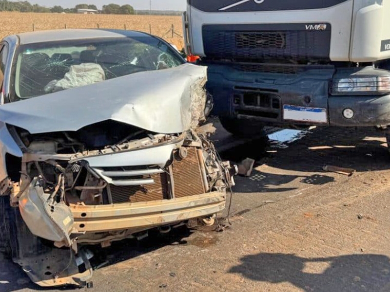 Dois morrem em grave colis�o entre carretas, motos e carro na BR-163 em Sinop